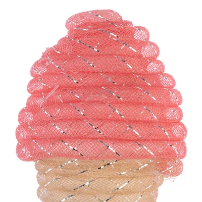 Corde enroulée recouverte de filet synthétique rose et beige avec bandes argentées visibles, matériau plastique apparent.