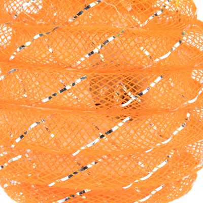 Oranžová sieť so striebornými akcentmi, omotaná okolo viacerých guľatých predmetov.