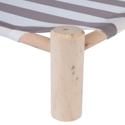 Detailweergave van een houten poot en gestreepte stoffen bekleding, onderdeel van een verhoogd huisdierenbed.