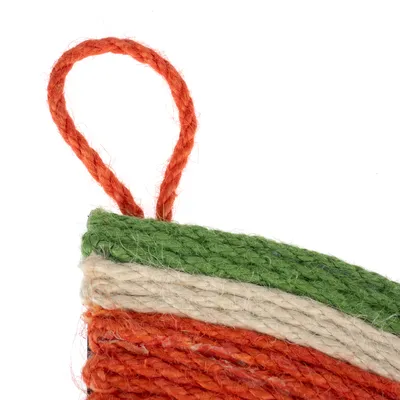 Juguete de cuerda trenzada en colores naranja, verde y beige con asa en el extremo superior.