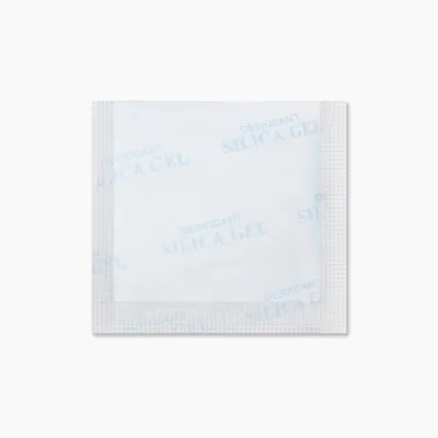 Silica Gel Trockenmittelbeutel mit der Aufschrift 'Desiccant Silica Gel', weisses Material, rechteckige Form.