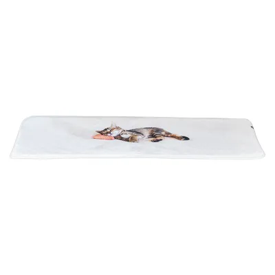 Covoraș alb cu motiv de pisică, pisică tigrată întinsă și pernă în dungi. Design decorativ pentru produse pentru animale de companie.