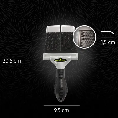 FURminator borstel met afmetingen: lengte 20,5 cm, breedte 9,5 cm, borstelpinnen 1,5 cm lang. Zwart handvat en zichtbare metalen borstelharen.