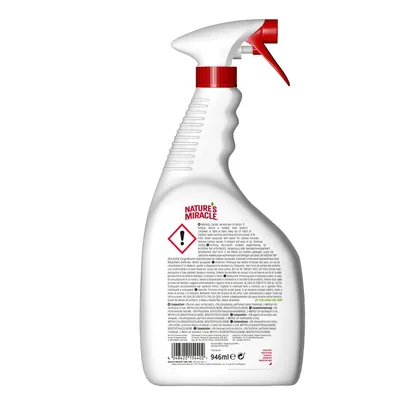 Sprayflaska Nature's Miracle, varningssymbol med utropstecken, text på flera språk, volym 946 ml synlig på etiketten.