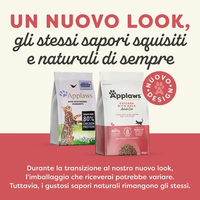 Due confezioni di crocchette Applaws per gatti adulti, testo: 'Un nuovo look, gli stessi sapori squisiti e naturali di sempre'. Badge rosso: 'Nuovo design'. Avviso su possibile variazione imballaggio.