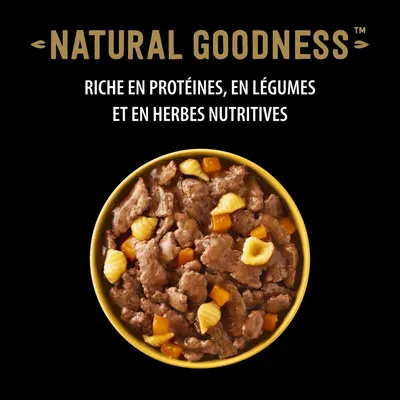 NATURAL GOODNESS, riche en protéines, en légumes et en herbes nutritives, bol de nourriture humide avec morceaux visibles de viande, légumes et pâtes.