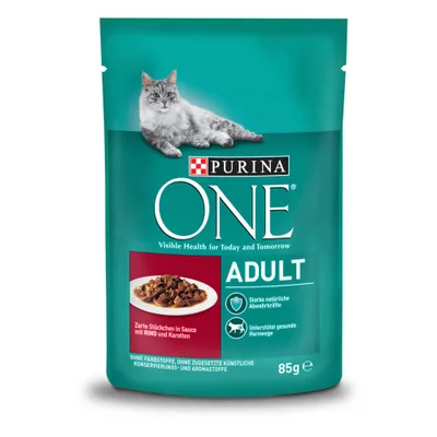 Purina ONE ADULT, 85 g. Zarte Stückchen in Sauce mit Rind und Karotten. Bez barwników, bez sztucznych konserwantów i aromatów. Widoczny kot oraz miska z kawałkami w sosie.