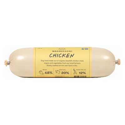 Magnussons Chicken. Hundefutter aus Bio-Huhn, Gemüse und Innereien: Fleisch 68%, Innereien 20%, Gemüse 12%. Schonend gekocht auf eigener Farm in Bro, Schweden.