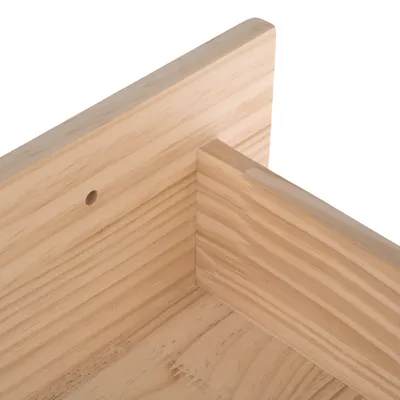Détail d’un assemblage de planches en bois clair avec un trou visible sur l’une des faces, montrant la texture et la finition du matériau.
