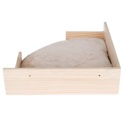Plateforme d’angle en bois clair avec coussin beige amovible, adaptée pour installation dans un coin. Matériaux visibles : bois et tissu.