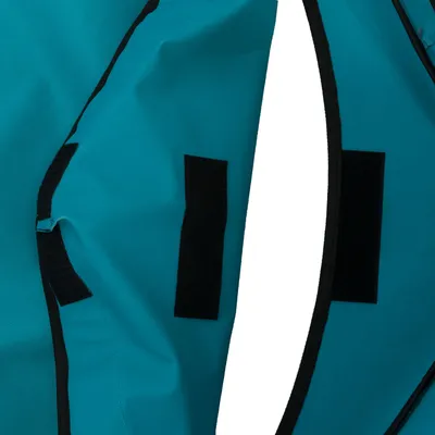 Közelkép kék textil anyagról fekete tépőzárakkal, alkalmas rögzítésre vagy igazításra.