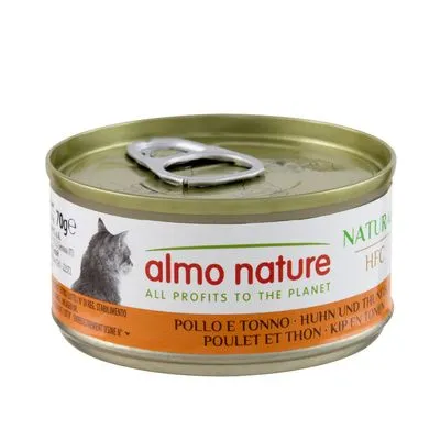 Blik Almo Nature kattenvoer, tekst: 'almo nature', 'ALL PROFITS TO THE PLANET', smaak: kip en tonijn in meerdere talen zichtbaar op het etiket.