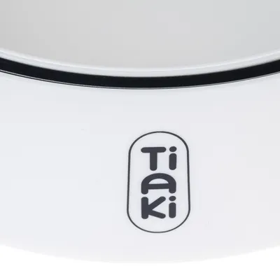 Tiaki. Markenname auf weissem Produkt sichtbar.