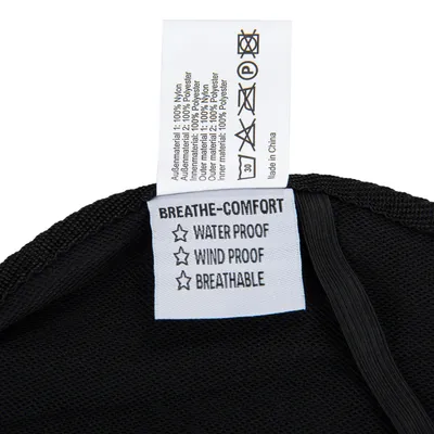 Pflegeetikett mit Materialangaben: Außenmaterial 100% Nylon, Innenmaterial 100% Polyester. Eigenschaften: wasserdicht, winddicht, atmungsaktiv. Waschhinweise und Herkunft: Made in China.