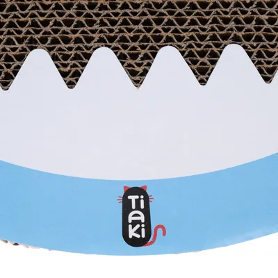 Surface en carton ondulé avec bordure bleue et blanche, logo Tiaki avec dessin de chat visible au centre bas.