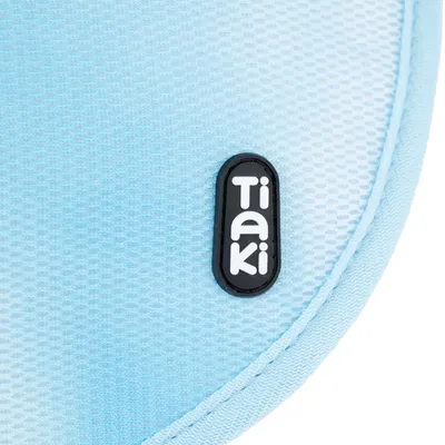 Tiaki-Logo auf hellblauem Stoff mit Wabenstruktur.