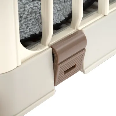 Gros-plan al unui capac din plastic maro pe o cutie de transport crem cu pernă interioară gri.