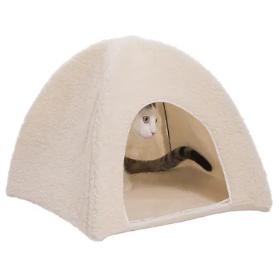 Katzenhöhle aus weichem, cremefarbenem Material mit dreieckiger Öffnung. Eine Katze schaut aus der Höhle heraus.