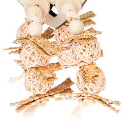 Jouet suspendu composé de boules tressées, éléments en bois et corde, assemblés avec des lanières de paille naturelle. Matériaux visibles : bois, paille, corde.