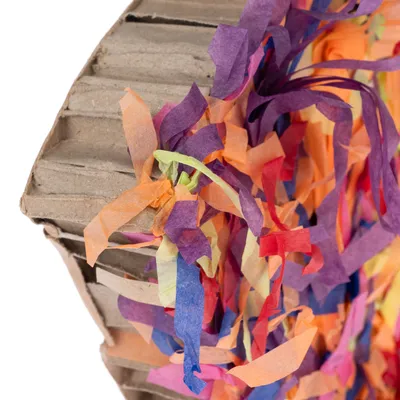Jouet en carton ondulé avec bandes de papier coloré attachées, matériaux visibles : carton et papier multicolore.