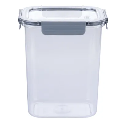 Transparente kunststof container met grijze sluiting en clip-sluitingen, geschikt voor het bewaren van levensmiddelen of dierenvoer.
