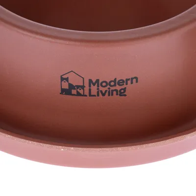 Modern Living. Logo značky na hnědém povrchu.