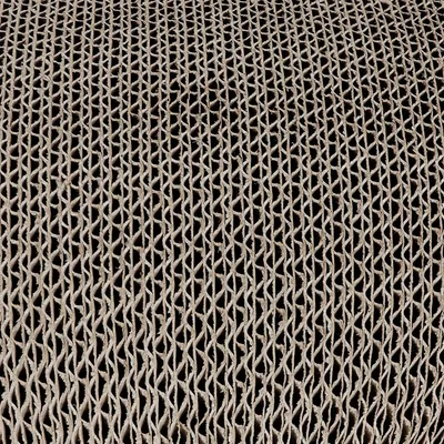 Gros plan sur une surface en carton ondulé, structure alvéolée visible.