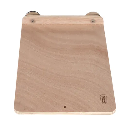 Planche en bois rectangulaire avec deux ventouses métalliques et logo Trixie gravé dans le coin inférieur droit, surface lisse sans autres éléments visibles.