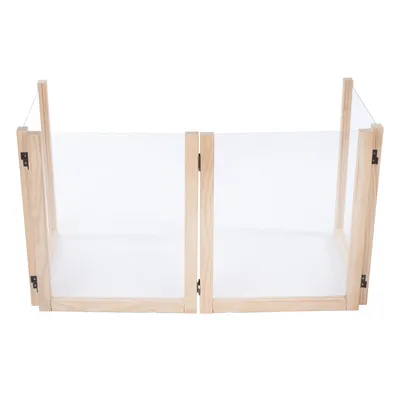Houten frame met transparante plexiglazen wanden, geschikt als afscheiding of omheining. Opklapbare elementen met zwarte metalen scharnieren.