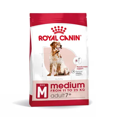 Опаковка Royal Canin medium adult 7+, size M, от 11 до 25 кг. Muscle mass support, optimal vitality support. Снимка на куче отпред.