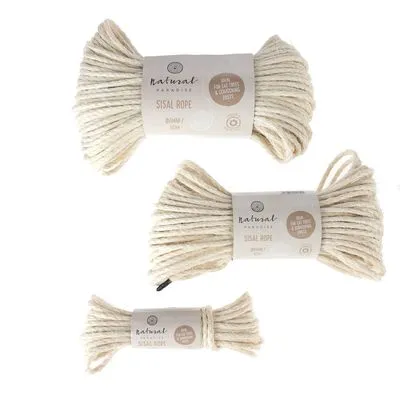 Drie bundels Natural Paradise sisaltouw met labeltekst: 'Sisal Rope', zichtbaar in verschillende lengtes. Geschikt voor kattenmeubels volgens verpakking.