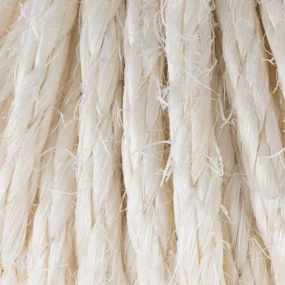 Close-up van meerdere dikke, gedraaide touwen van wit vezelmateriaal. Materiaal: touw, mogelijk sisal of katoen, zichtbaar grof en stevig.