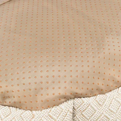 Nahaufnahme eines rutschfesten, gepunkteten Stoffbodens in Beige mit gewebtem Randmuster. Geeignet für Tierbetten oder Matten.