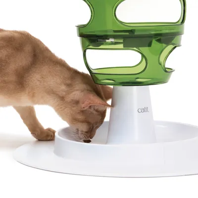 Futterschale mit grünem Turm von Catit, Katze frisst aus der Schale.