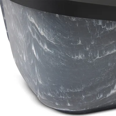 Gros plan sur un récipient en plastique gris à effet marbré avec couvercle noir visible en haut de l’image.