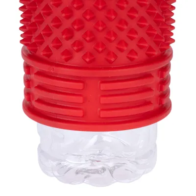 Röd leksaksdel med noppor, passar plastflaskor. Synligt: övre del av gummi och nedre del av en genomskinlig flaska.