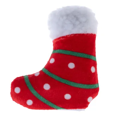 Rotes Plüschspielzeug in Form eines Weihnachtsstiefels mit weissen Punkten und grünen Streifen, obere Kante aus weissem Fellimitat.