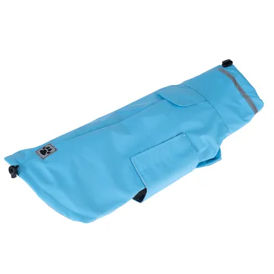 Manteau pour chien bleu avec bande réfléchissante, poche latérale et logo patte visible, matière synthétique.