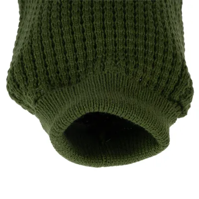 Pull vert en maille à côtes pour animal, vue rapprochée sur l’ouverture et la texture du tissu tricoté.