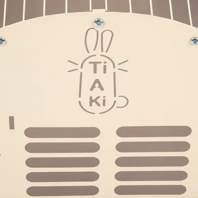 Tiaki – nom de la marque découpé sur une surface beige avec illustration stylisée d’un animal à grandes oreilles.