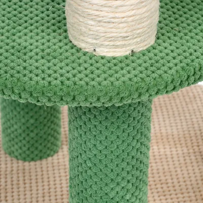 Krabpaal met groen, gestructureerd oppervlak en met sisaltouw omwikkelde paal. Detailweergave van de materialen.