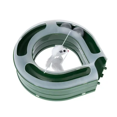 Juguete verde con túnel y ratón de peluche blanco, apto para juego interactivo.