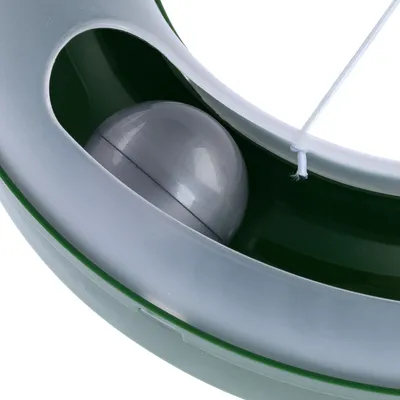 Juguete con bola gris en anillo de plástico verde y plateado, apto para juego interactivo.
