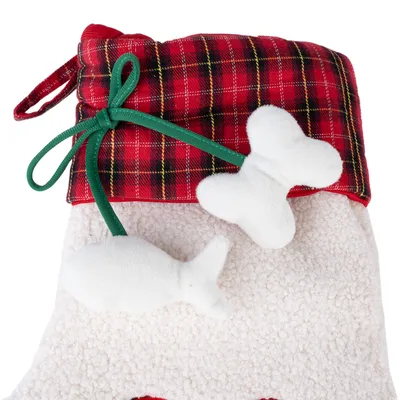 Weihnachtssack aus rotem Karostoff mit grünem Band, dekoriert mit weissem Stoffknochen und Stofffisch. Geeignet für Geschenke oder Leckerlis.