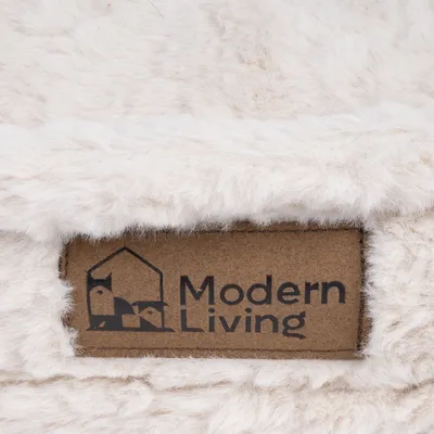 Modern Living. Логотип бренда на коричневой этикетке, окружён белым искусственным мехом.