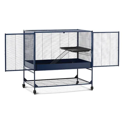 Grande cage en métal bleu à roulettes, deux portes ouvertes, une rampe et une plateforme intérieure, étagère inférieure pour rangement visible sous la cage.