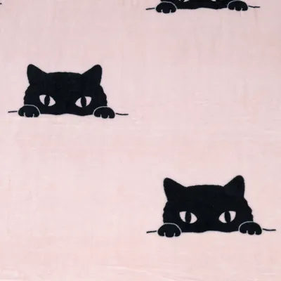 Różowy materiał z czarnym motywem kota, powtarzający się wzór kocich głów z dużymi oczami i łapami.