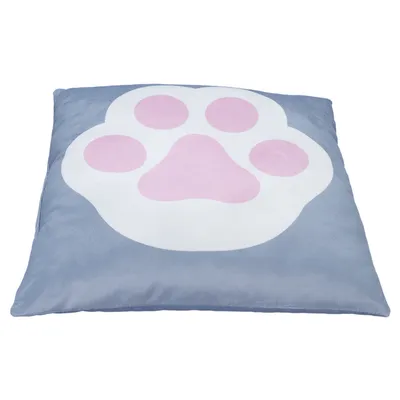 Szara poduszka z białym i różowym motywem odcisku łapy, kwadratowy kształt.