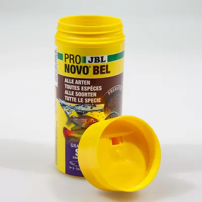 JBL Pro Novo Bel krmivo pro ryby pro všechny druhy, s otevřenou žlutou dózou a viditelnou etiketou. Obsahuje prebiotické složky.