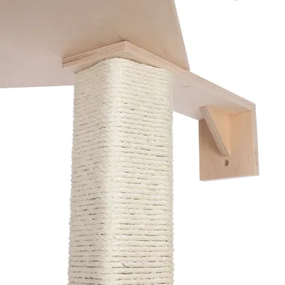 Rascador de columna de madera clara envuelto con cuerda de sisal, fijado de forma estable a una base de madera.